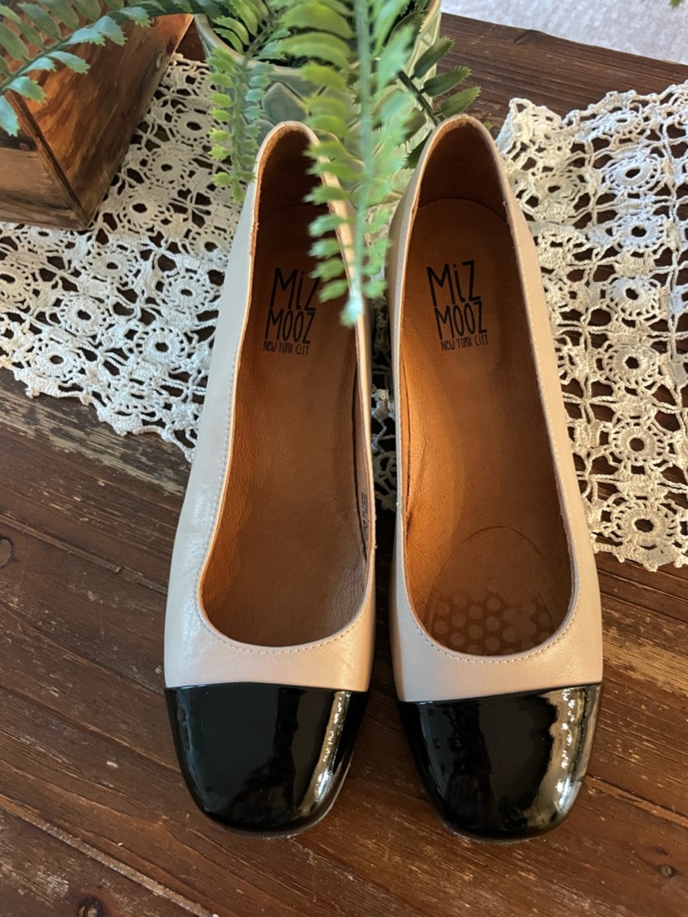 Miz Mooz Gilda Women’s Two-Tone Beige and Black Cap-Toe Flats Sz 38